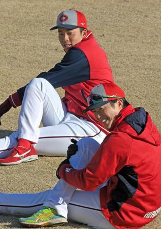 　１軍に合流した常広は、同郷の森下と笑顔でウオーミングアップ（撮影・市尻達拡）