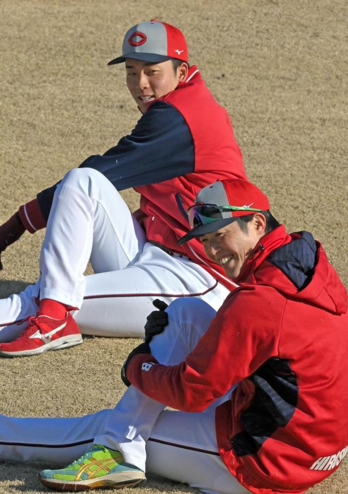 　１軍に合流した常広は、同郷の森下と笑顔でウオーミングアップ（撮影・市尻達拡）