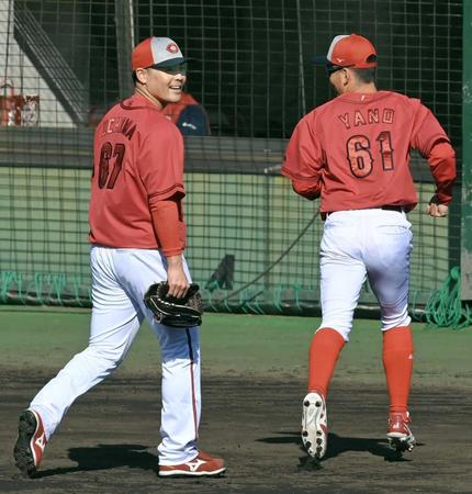 　カープでのデビュー戦を１回無失点で終え笑顔の内間（左）＝撮影・市尻達拡