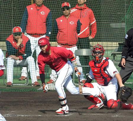 　５回、新井監督（左後方）の前で中前タイムリーを放った久保（撮影・市尻達拡）