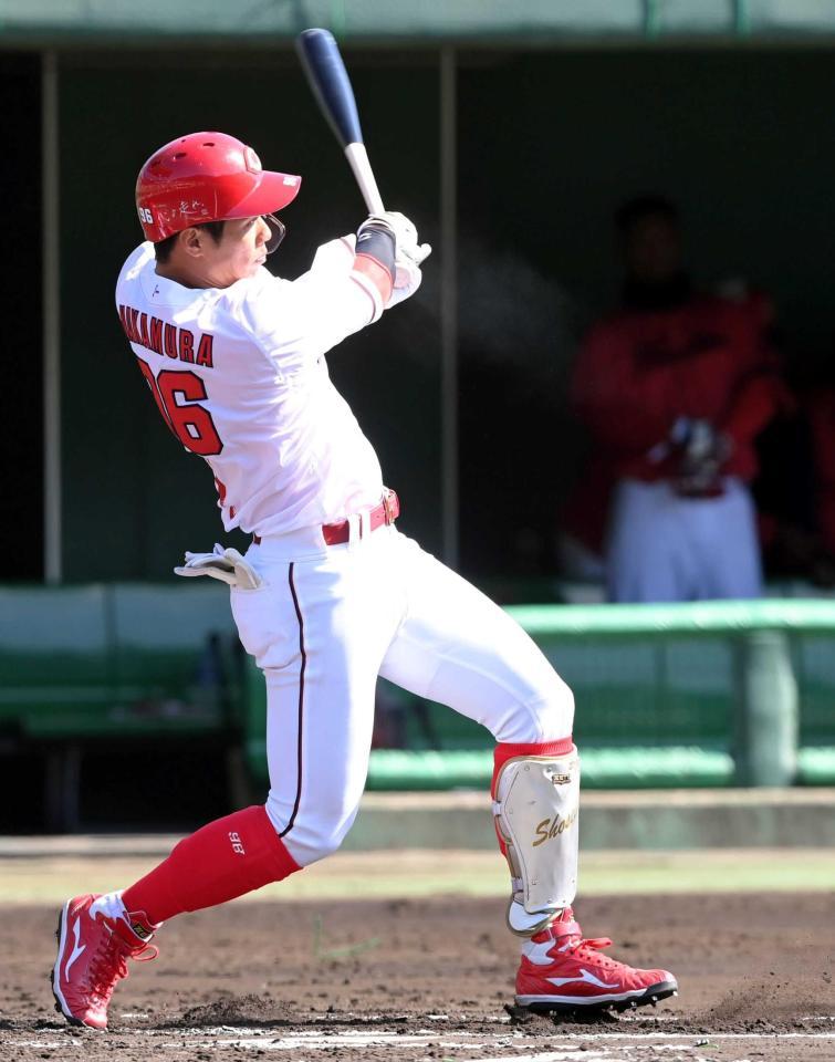 　１回、左前打を放った中村奨