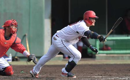 　４回、右前打を放った田村。捕手・坂倉（撮影・市尻達拡）