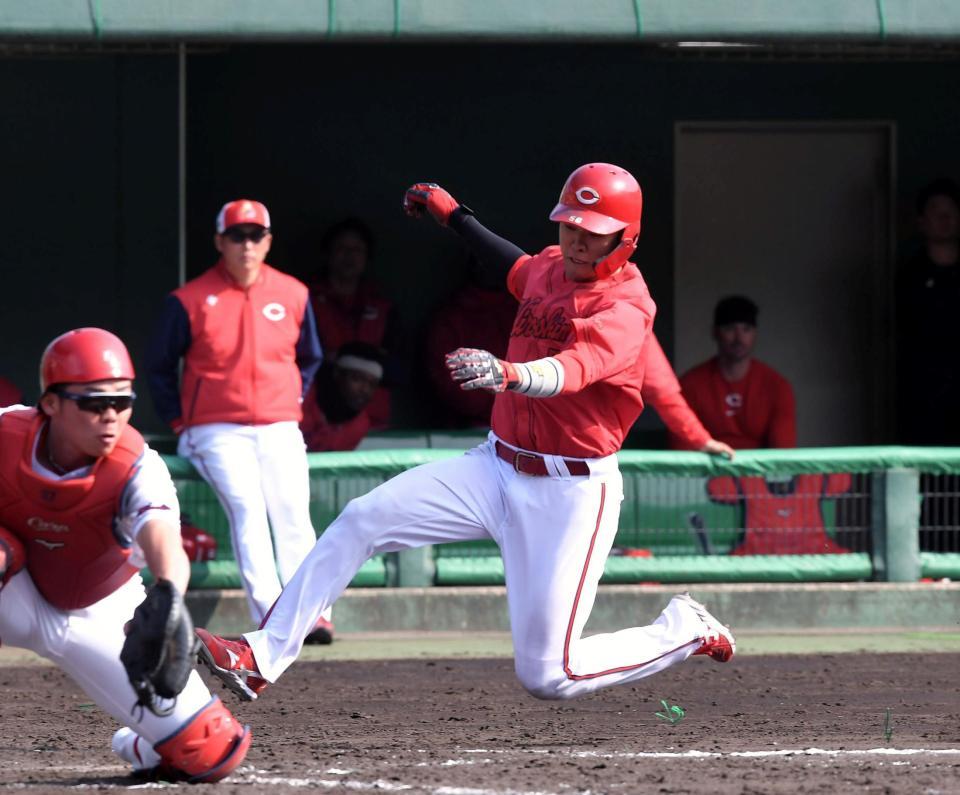 　５回、久保は中村貴の右越え２点適時二塁打で本塁へ滑り込む。後方は新井監督（撮影・市尻達拡）