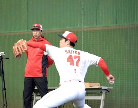 　斉藤の投球に熱視線を送る黒田球団アドバイザー（撮影・市尻達拡）