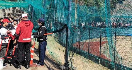 　行列の先頭でファンにサインする黒田球団アドバイザー