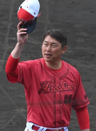 　日南でのキャンプを打ち上げファンに帽子を取ってあいさつする新井監督（撮影・市尻達拡）