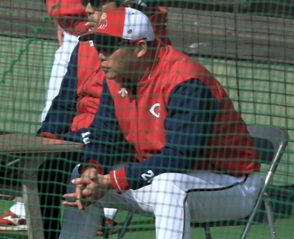 　練習を見つめる新井監督