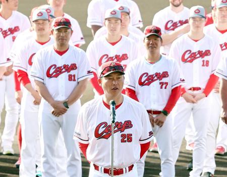 　歓迎セレモニーであいさつする新井監督（撮影・山口登）