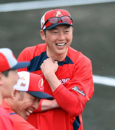 　笑顔で選手と話す新井監督