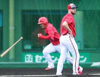 　シート打撃で堂林（奥）を内野ゴロに打ち取るハッチ（撮影・山口登）