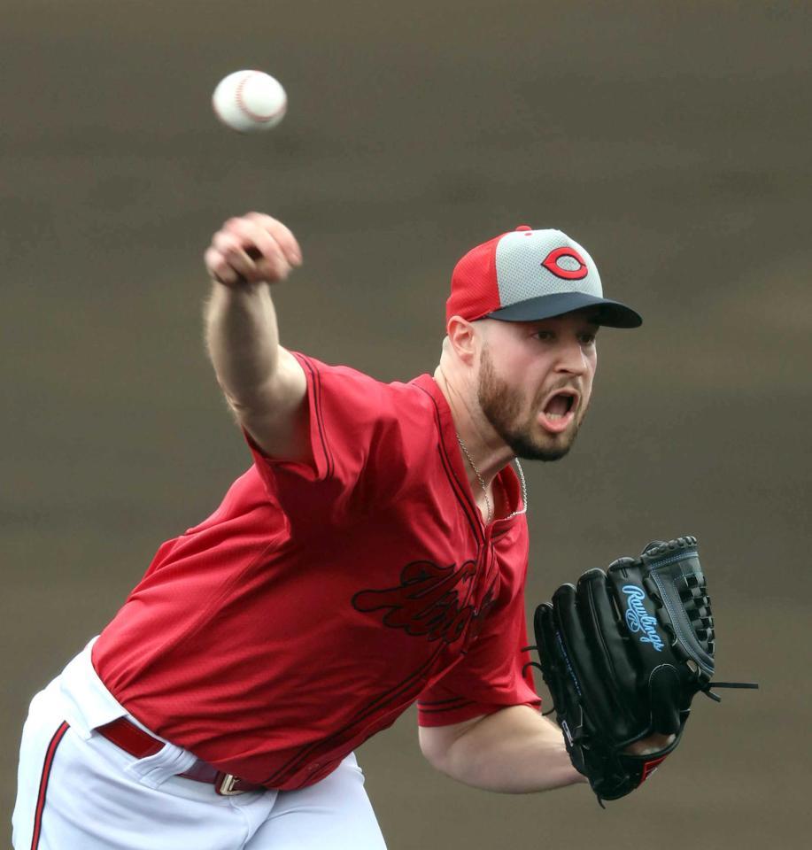 　シート打撃で力投するハッチ