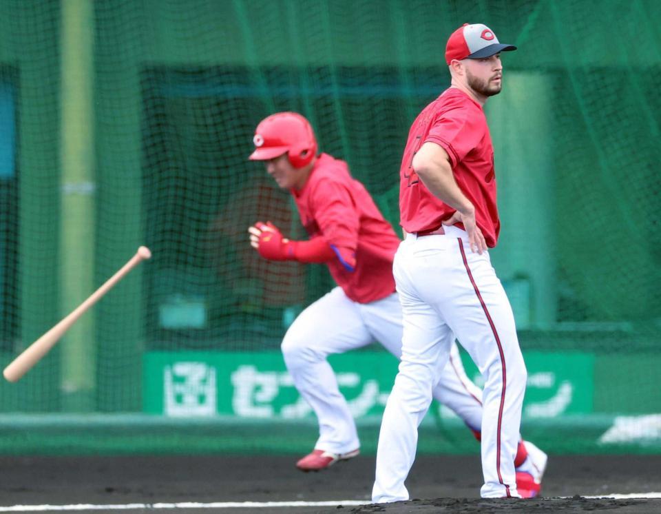 　シート打撃で堂林（奥）を内野ゴロに打ち取るハッチ（撮影・山口登）