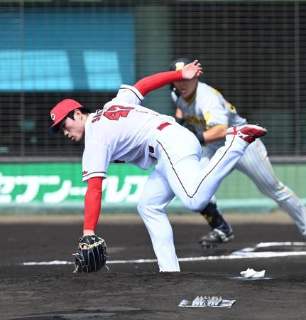 　１回、前川の打球に反応する斉藤（撮影・飯室逸平）