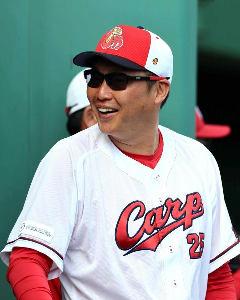 　試合中、笑顔を見せる新井監督