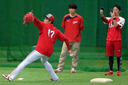 　トレーナーが見守る前でキャッチボールをする常広（撮影・市尻達拡）