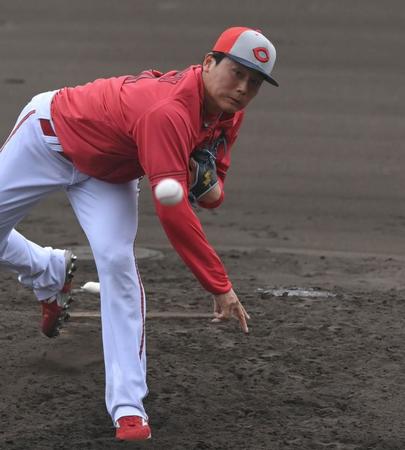 　シート打撃に登板し力投した栗林（撮影・市尻達拡）