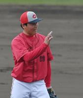 　シート打撃に登板した栗林はＯＫサインを出す（撮影・市尻達拡）