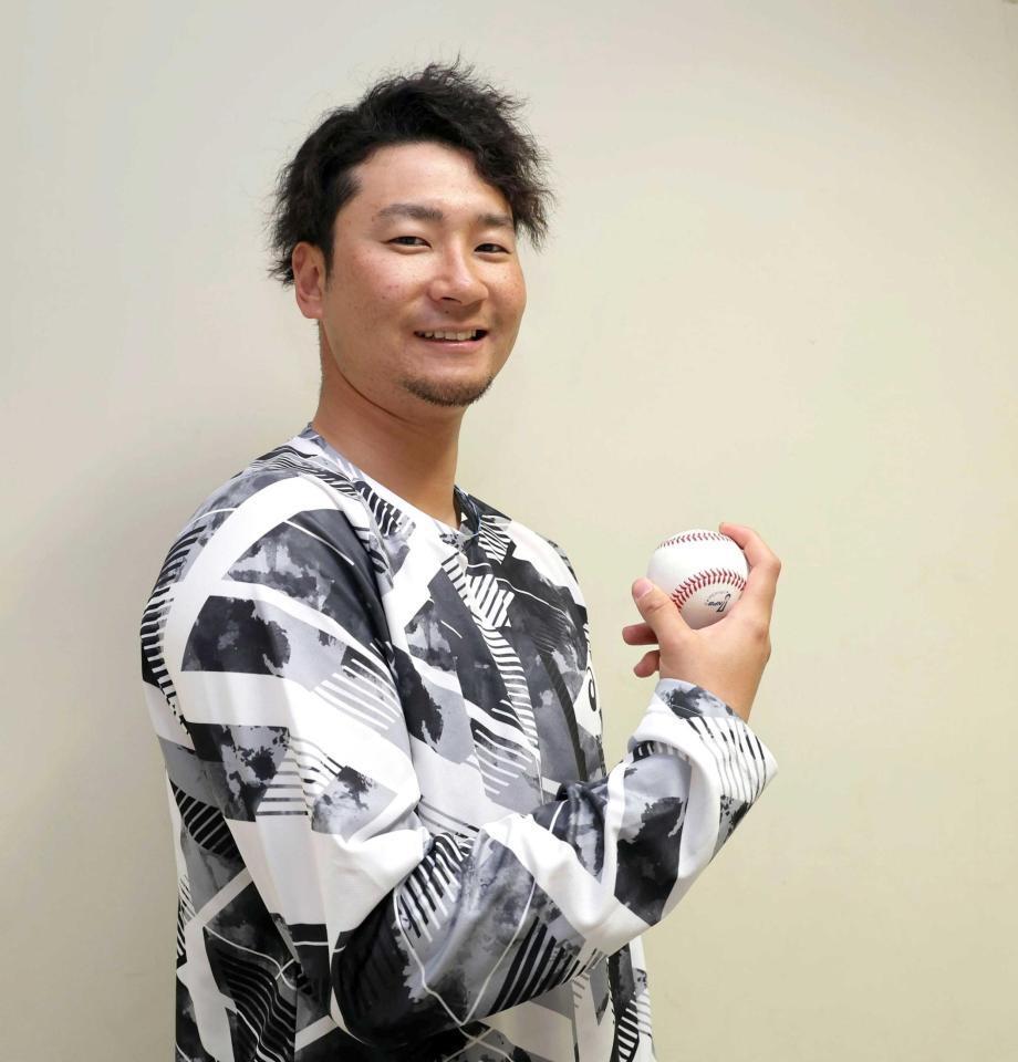 　笑顔でポーズを決める島内（撮影・山口登）