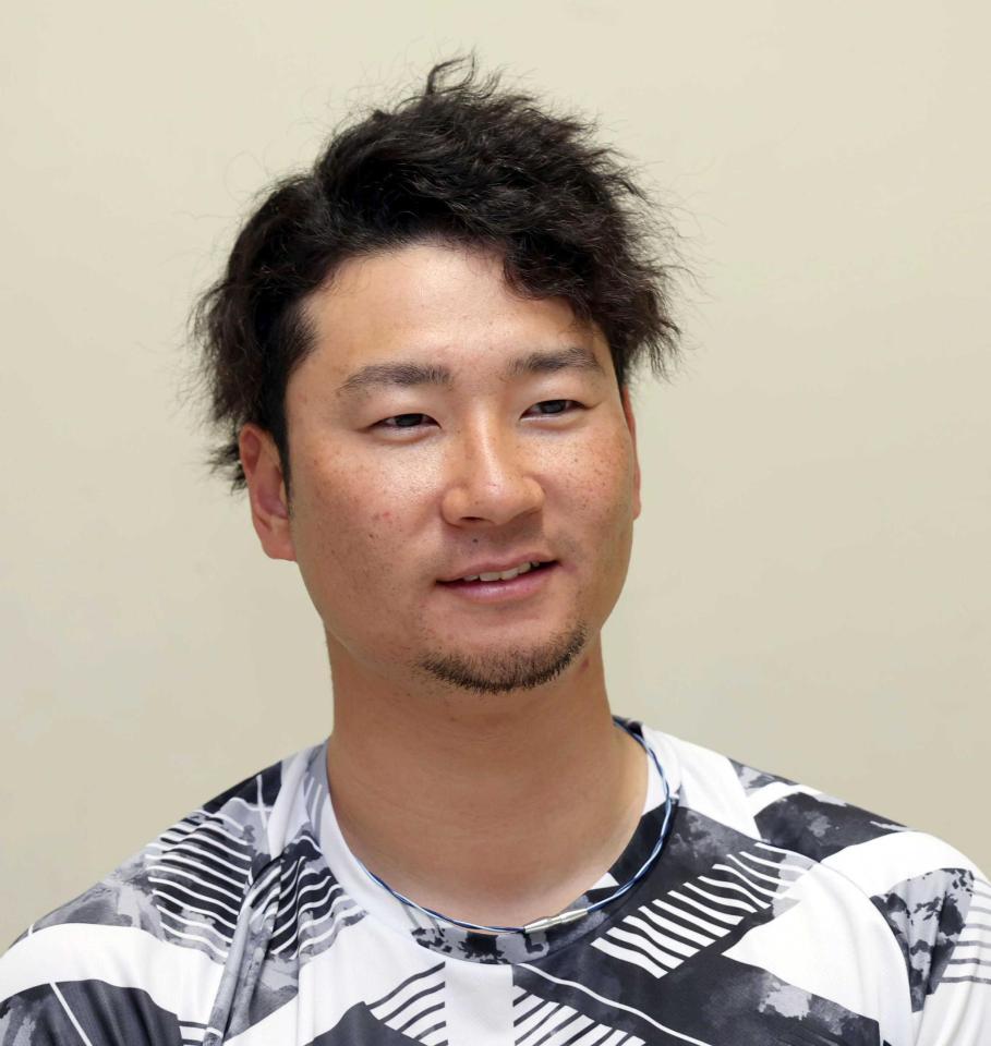 　デイリースポーツのインタビューに応じる島内（撮影・山口登）