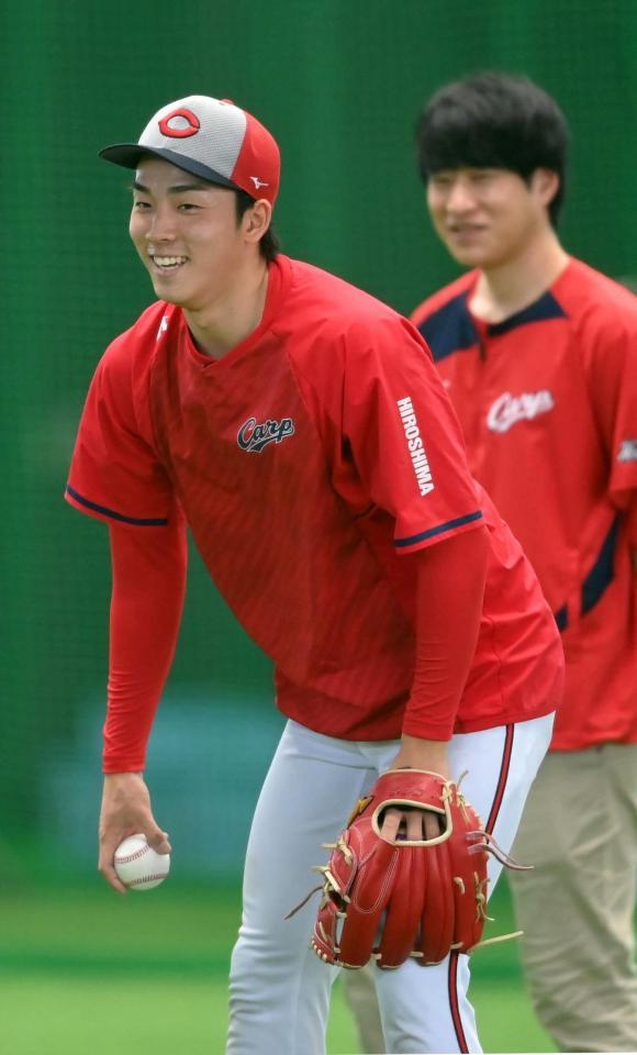 　キャッチボールを終え笑顔をみせる常広（撮影・市尻達拡）
