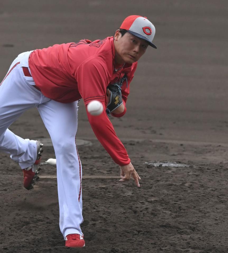 　シート打撃に登板し力投した栗林（撮影・市尻達拡）