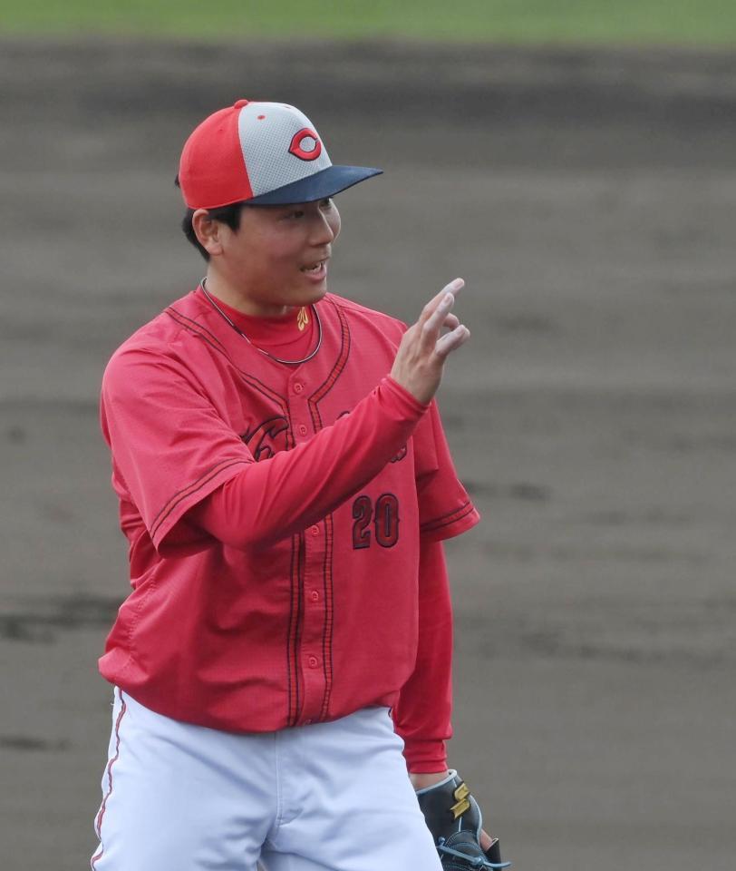 　シート打撃に登板した栗林はＯＫサインを出す（撮影・市尻達拡）