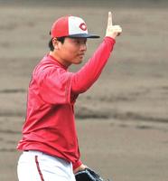 　シート打撃に登板しあと１人と合図する栗林（撮影・市尻達拡）