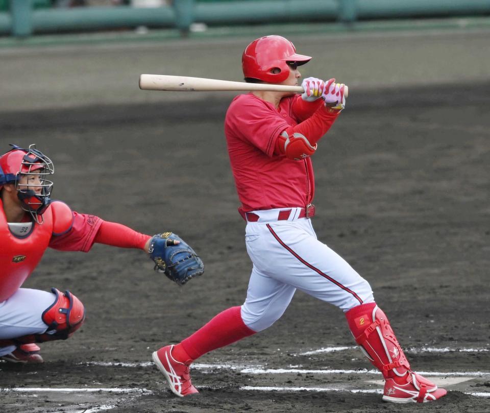 広島・田中 存在感光るシート打撃唯一のマルチ安打 すり足気味フォーム
