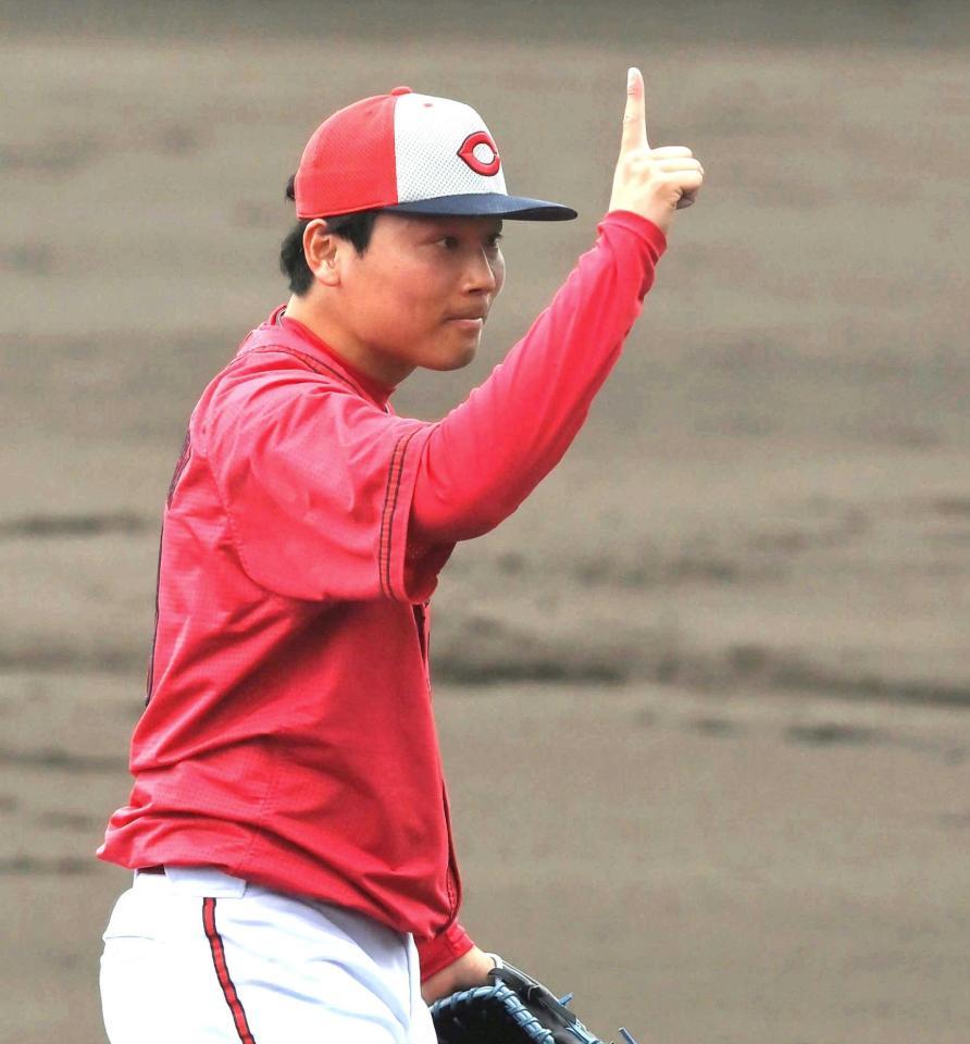 　シート打撃に登板しあと１人と合図する栗林（撮影・市尻達拡）