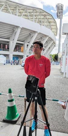 　休日返上練習を終えて、取材に応じる中村奨（撮影・畠山賢大）