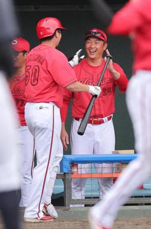 　５回、ソロ本塁打を放った中村健（左）を笑顔で迎える新井監督