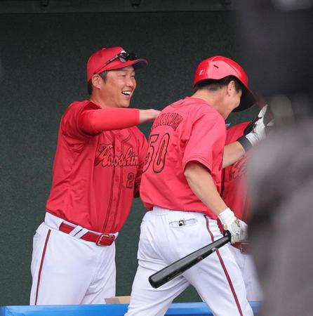 　５回、ソロ本塁打を放った中村健（右）を笑顔で迎える新井監督