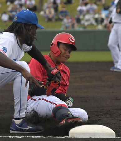 　１回、田村は中堅へ先制のタイムリー三塁打を放つ（撮影・市尻達拡）