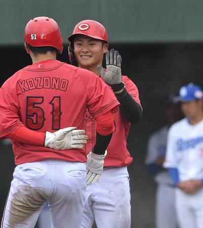 　３回、笑顔で小園を出迎える田村（撮影・市尻達拡）