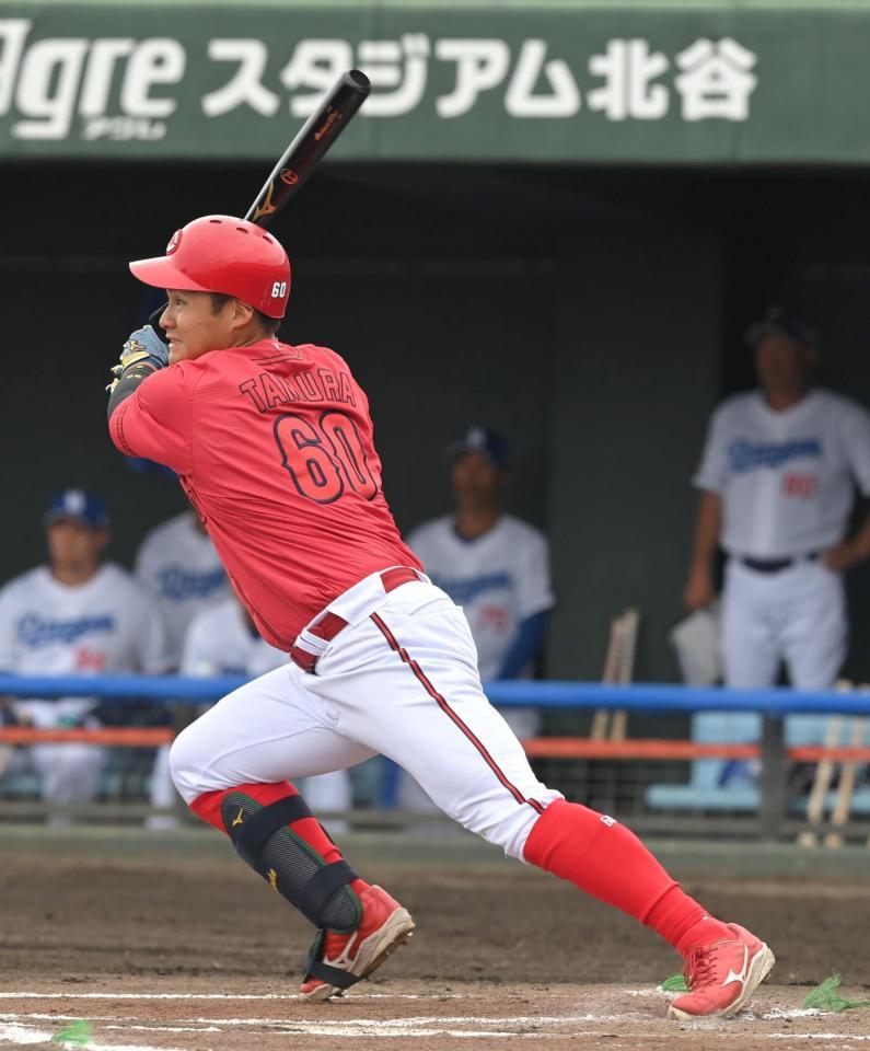 　１回、田村は中堅へ先制のタイムリー三塁打を放つ（撮影・市尻達拡）