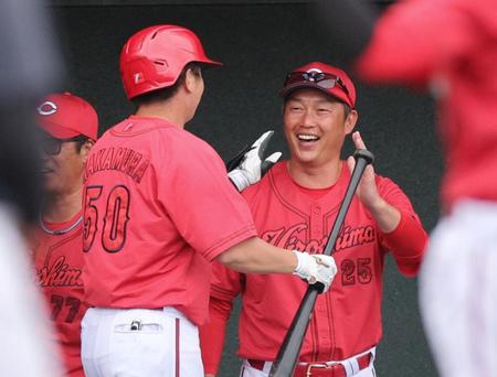 　５回、ソロ本塁打を放った中村健（左）を笑顔で迎える新井監督