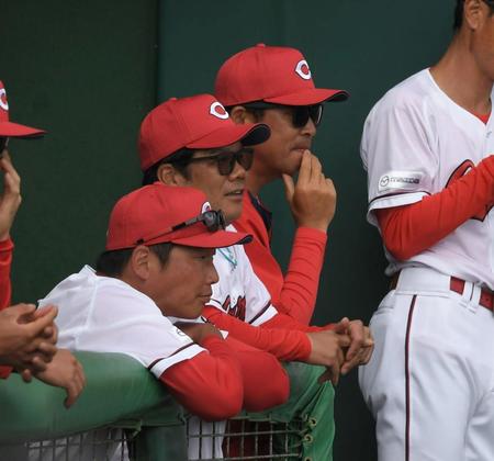 　ベンチから戦況を見つめる新井監督（撮影・市尻達拡）