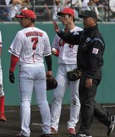 　３回、トレーナーは塁審にマウンド付近まで進むことを止められる（撮影・市尻達拡）