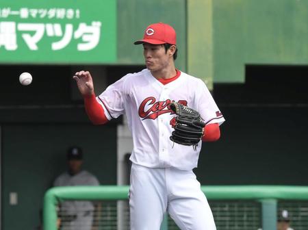 　３回、失点直後に石原から新しい球を受け取る斉藤（撮影・市尻達拡）