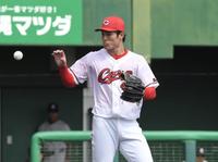 　３回、失点直後に石原から新しい球を受け取る斉藤（撮影・市尻達拡）