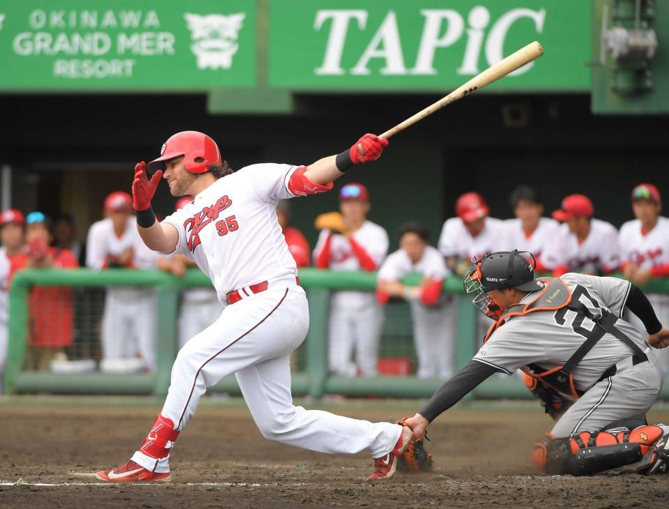 　９回、シャイナーは空振り三振に倒れる（撮影・佐藤厚）