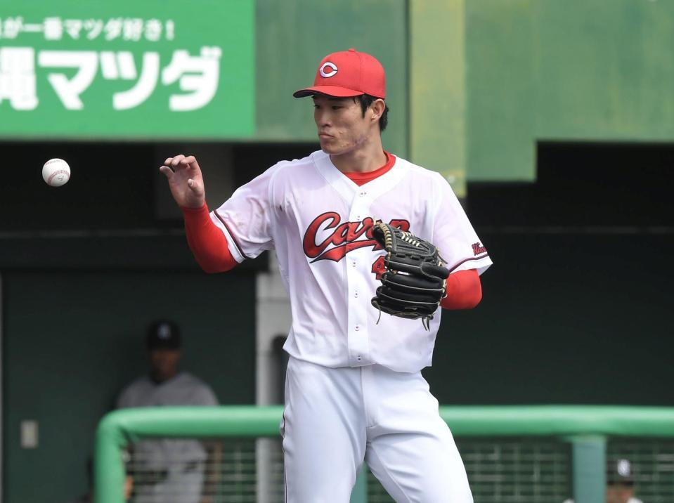 　３回、失点直後に石原から新しい球を受け取る斉藤（撮影・市尻達拡）