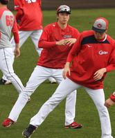 　ウオーミングアップをする常広（撮影・市尻達拡）