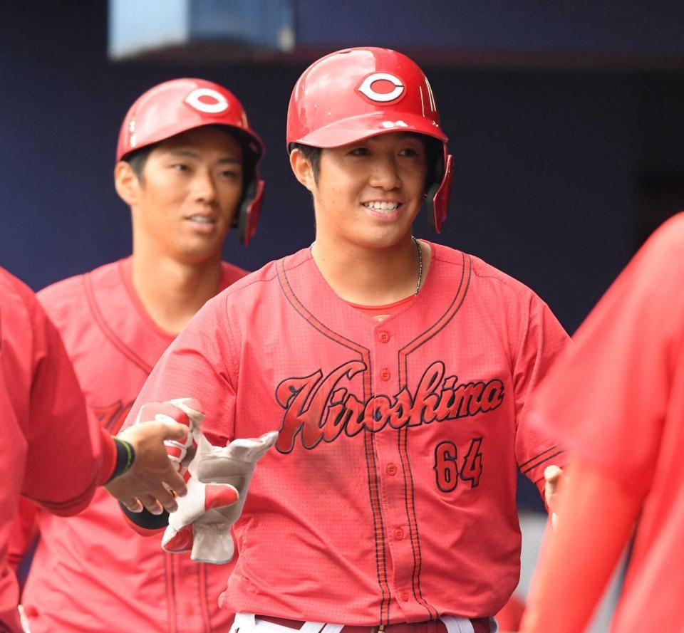 　９回、二塁打を放った高木は笑顔でタッチを交わす（撮影・市尻達拡）