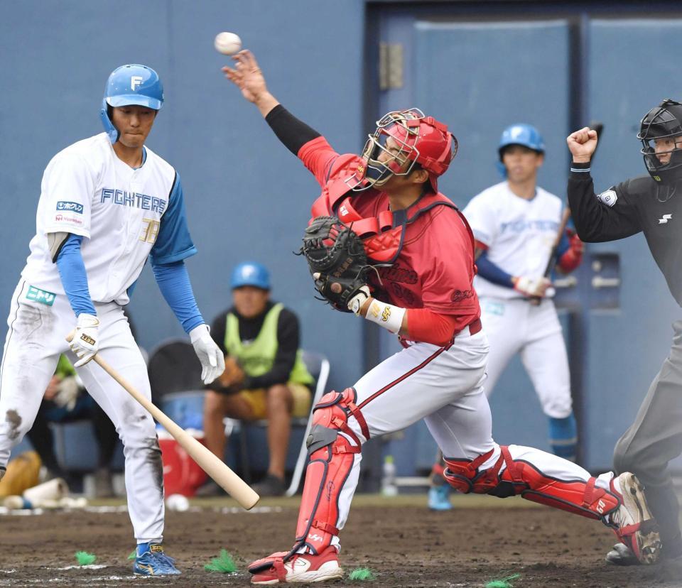 　７回、上川畑の二盗を阻止する高木（撮影・市尻達拡）