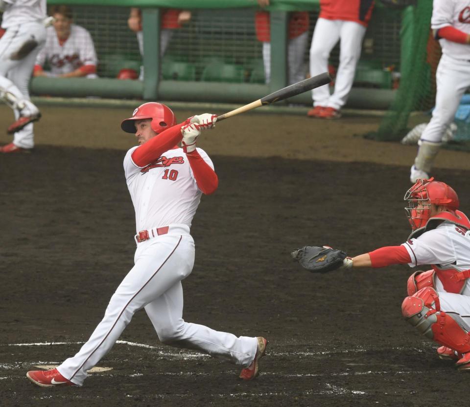 　シート打撃で左翼への二塁打を放ったレイノルズ（撮影・市尻達拡）