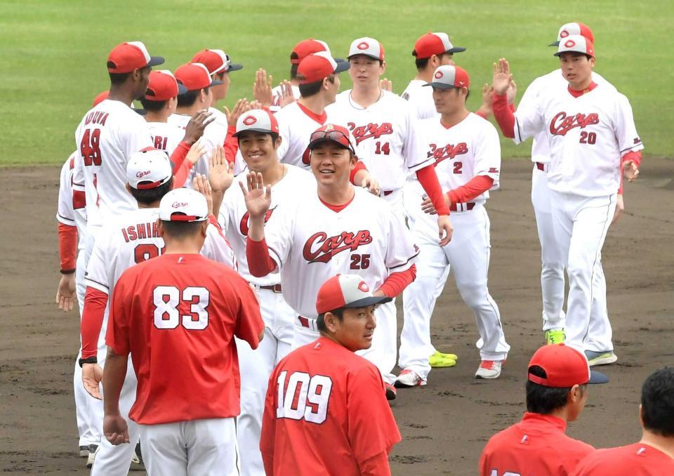 　充実のキャンプを打ち上げ、ナインらとタッチを交わす新井監督（撮影・市尻達拡）