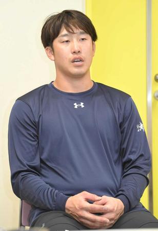 　取材に応じる小園