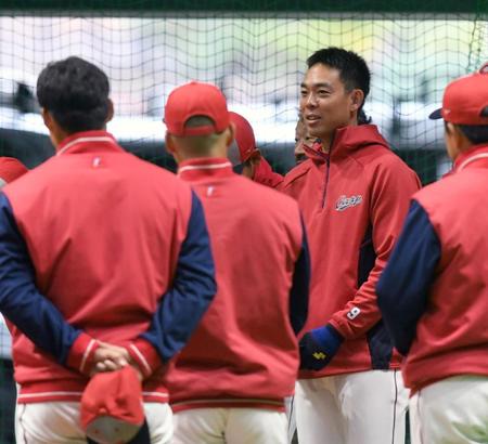 　１軍に合流した秋山は野手の円陣であいさつする（撮影・市尻達拡）