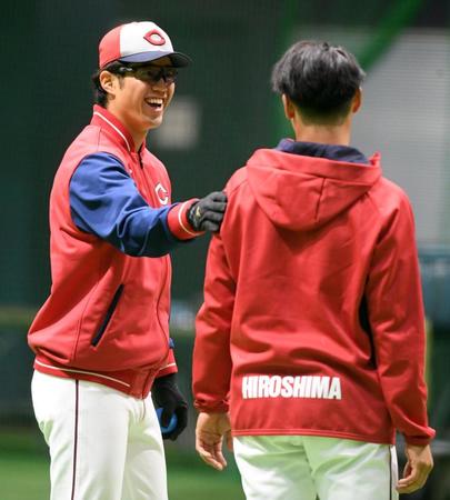 　１軍に合流した宇草は久保と談笑する（撮影・市尻達拡）